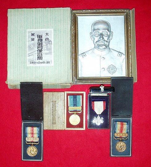 Click image for larger version

Name:	Japanese general and medals.jpg
Views:	31
Size:	243.0 KB
ID:	28905